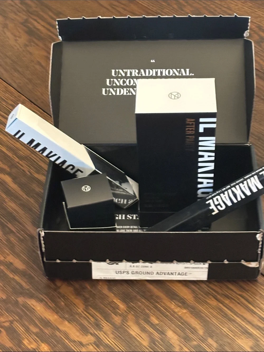 IL MAKIAGE Makeup Set in Black and Silver Packaging